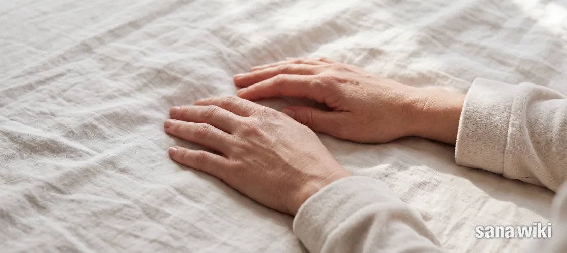 Nachts kribbeln die Finger, die Hand fühlt sich taub an, und Ausschütteln bringt Erleichterung. Wiederholt sich das, kann ein Karpaltunnelsyndrom dahinterstecken – doch nicht jede eingeschlafene Hand bedeutet diese Erkrankung [1]. Beim Karpaltunnelsyndrom gerät ein Nerv im Handgelenk unter Druck. Bei leichten Beschwerden kommen zunächst eine Nachtschiene oder eine Kortisonspritze infrage [1]; anhaltende Gefühls- oder Kraftverluste und belastende Beschwerden sprechen laut Leitlinie für eine Operation [2], wobei Befund und Alltagseinschränkungen entscheidend sind.